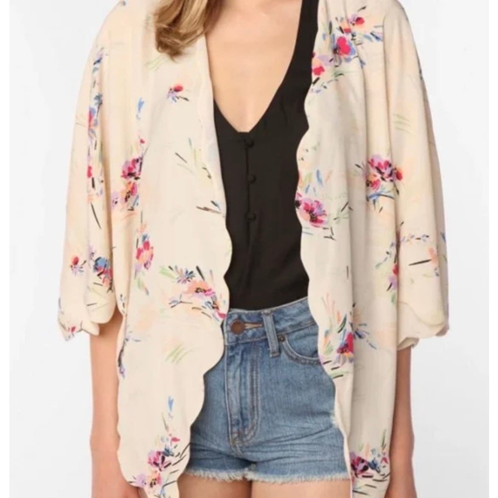 Kimchi Blue Cream Floral Scallop-Edge Kimono